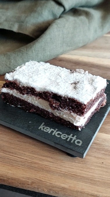 Torta al cacao con farcitura al latte kinder paradiso chetogenica