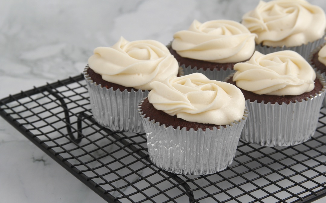 MUFFIN RED VELVET CHETOGENICI Ingredienti: 180 g di farina di mandorle 30 g di farina di cocco 100 g di eritritolo (o altro dolcificante chetogenico a scelta) 10 g di cacao in polvere senza zucchero 10 g di lievito in polvere 5 uova 120 ml di olio di cocco o burro fuso 60 ml di latte di mandorle (o altro latte chetogenico) 1 cucchiaino di estratto di vaniglia Una punta di colorante alimentare rosso (preferibilmente naturale) Per la Glassa (opzionale): 100 g di formaggio spalmabile a ridotto contenuto di grassi 30 g di eritritolo a velo Una punta di estratto di vaniglia Istruzioni: Preriscaldate il forno a 180°C e preparate gli stampi per muffin con pirottini di carta. In una ciotola, mescolate la farina di mandorle, la farina di cocco, l'eritritolo, il cacao in polvere e il lievito. In un'altra ciotola, sbattete le uova e aggiungete l'olio di cocco fuso, il latte di mandorle, l'estratto di vaniglia e il colorante alimentare rosso. Mescolate bene. Unite gli ingredienti secchi con quelli umidi e mescolate fino a ottenere un impasto omogeneo. Riempite gli stampi per muffin con l'impasto. Cuocete in forno per circa 20-25 minuti o fino a quando uno stecchino inserito esce pulito. Lasciate raffreddare i muffin completamente. Per la Glassa (opzionale): In una ciotola, mescolate il formaggio spalmabile con l'eritritolo a velo e l'estratto di vaniglia fino a ottenere una glassa cremosa. Spalmate la glassa sui muffin raffreddati.