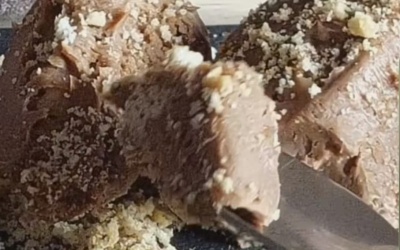 MOUSSE AL CIOCCOLATO CHETOGENICO CON GRANELLA DI BISCOTTI KETO