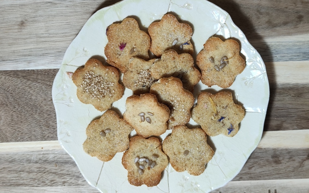 Biscotti salati chetogenici per un aperitivo